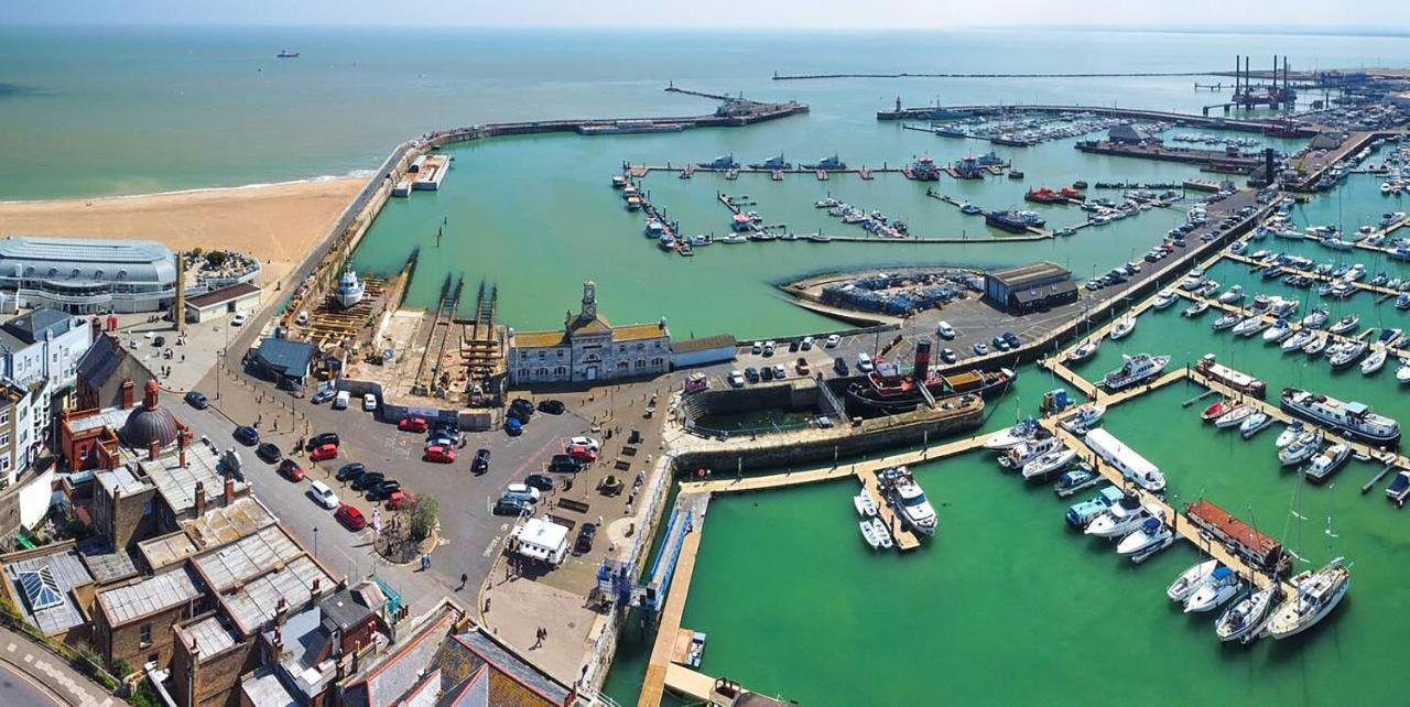 Sohot Stays The Royal Suite Harbour Views Sleeps 4 رامْسْغيت المظهر الخارجي الصورة
